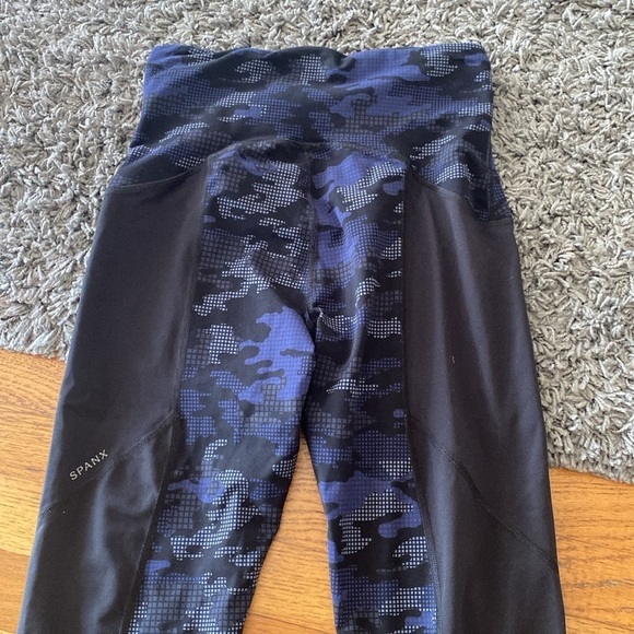 Spanx Sara Blakely Booty Boost Active Printed Leggings SZ Small Purple Geo Camo - Picture 10 of 14